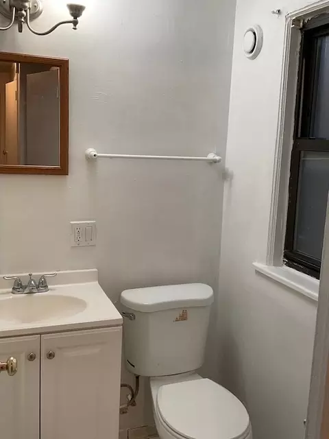Bath - 638 E 69th St, Chicago, IL 60637 photo 1 of 1