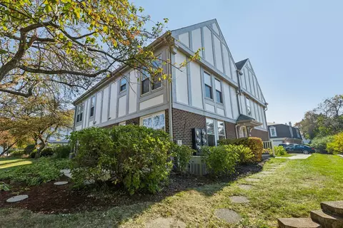 887 Garfield Ave #A, Libertyville, IL 60048