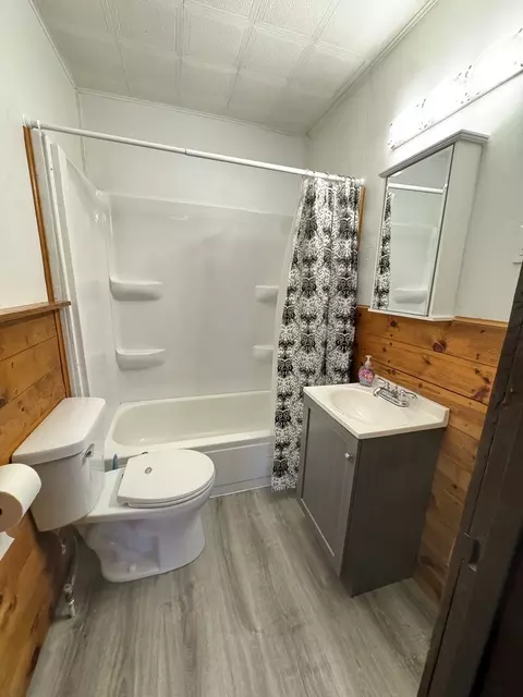 Bath - 1412 W 3rd St, Dixon, IL 61021 photo 2 of 3