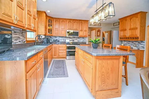 Kitchen - 26 Pebblebrook Ct, Bloomington, IL 61705 photo 24 of 25