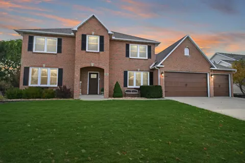 26 Pebblebrook Ct, Bloomington, IL 61705