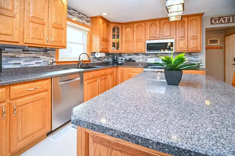 Kitchen - 26 Pebblebrook Ct, Bloomington, IL 61705 photo 12 of 25