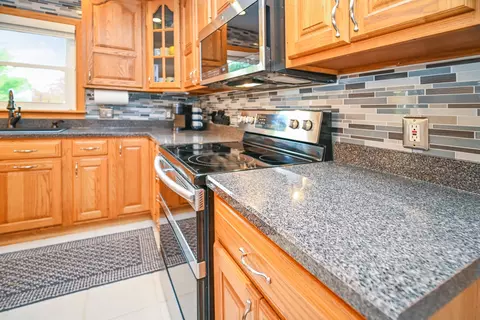 Kitchen - 26 Pebblebrook Ct, Bloomington, IL 61705 photo 21 of 25