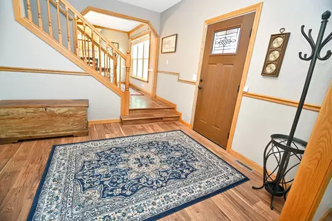 Entry Way - 26 Pebblebrook Ct, Bloomington, IL 61705 photo 6 of 10