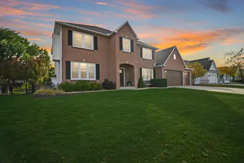 Exterior - 26 Pebblebrook Ct, Bloomington, IL 61705 photo 2 of 5