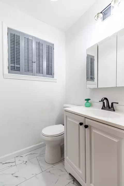 Bath - 2803 Wallace Dr, Flossmoor, IL 60422 photo 2 of 2