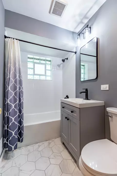 Bath - 2803 Wallace Dr, Flossmoor, IL 60422 photo 1 of 2