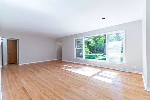 Living - 2803 Wallace Dr, Flossmoor, IL 60422 photo 2 of 2
