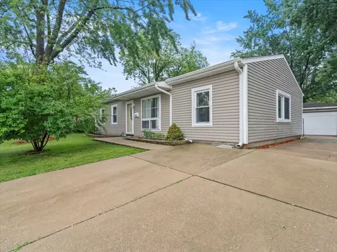 839 Post Ln, Streamwood, IL 60107