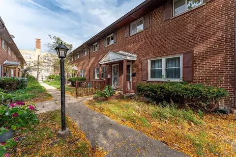 1516 W Pratt Blvd #B, Chicago, IL 60626