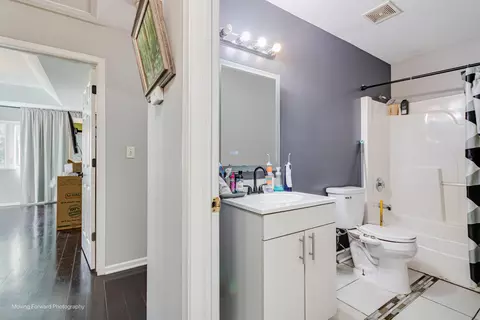 Bath - 16023 Trumbull Ave, Markham, IL 60428 photo 4 of 5