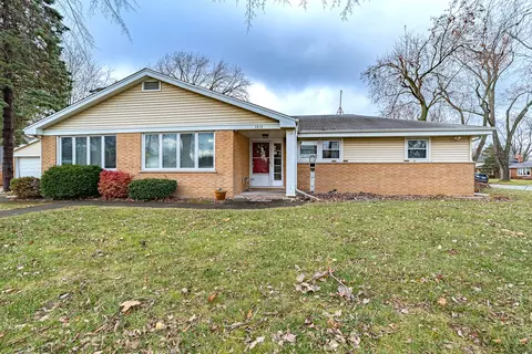 1818 E Kensington Rd, Arlington Heights, IL 60004