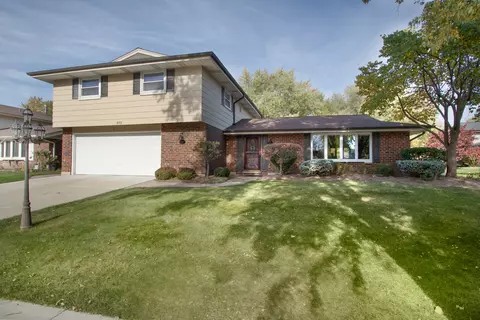 832 Pinehurst Ln, Schaumburg, IL 60193