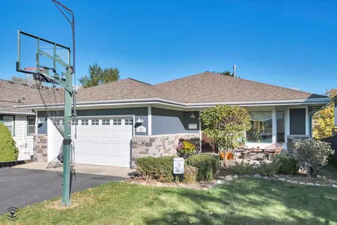 33 S Wilmette Ave, Westmont, IL 60559