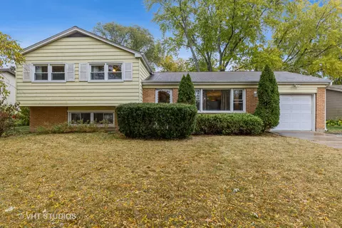 805 Coventry Ln, Crystal Lake, IL 60014