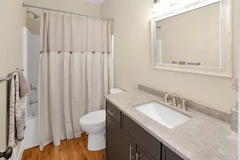 Bath - 7 Willow Way, Ottawa, IL 61350 photo 2 of 2
