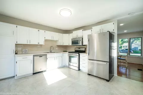 Kitchen - 2904 Swallow Ln, Rolling Meadows, IL 60008 photo 2 of 3
