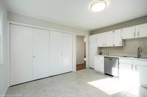 Kitchen - 2904 Swallow Ln, Rolling Meadows, IL 60008 photo 1 of 3