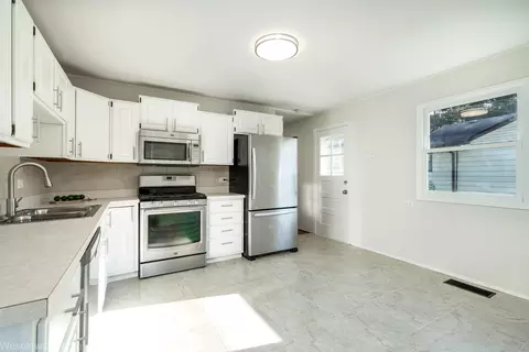 Kitchen - 2904 Swallow Ln, Rolling Meadows, IL 60008 photo 3 of 3