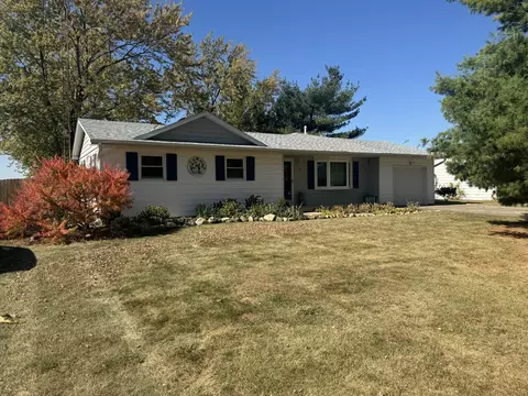14 W Circle Dr, Saint Anne, IL 60964