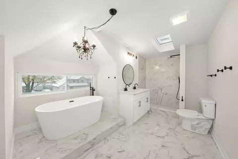 Bath - 10011 S Carpenter St, Chicago, IL 60643 photo 3 of 4