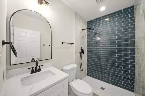 Bath - 10011 S Carpenter St, Chicago, IL 60643 photo 2 of 4