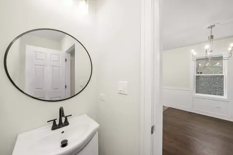 Bath - 10011 S Carpenter St, Chicago, IL 60643 photo 1 of 4