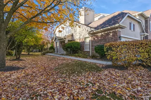 511 Harvey Lake Dr, Vernon Hills, IL 60061