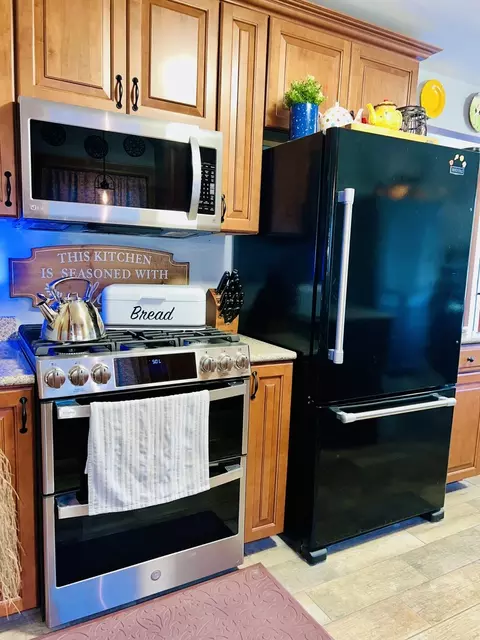 Kitchen - 5213 State Rd, Burbank, IL 60459 photo 5 of 6