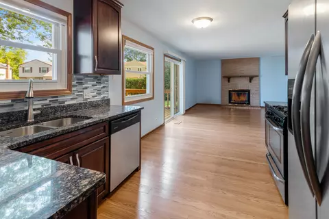 790 W Appletree Ln, Bartlett, IL 60103 photo 12