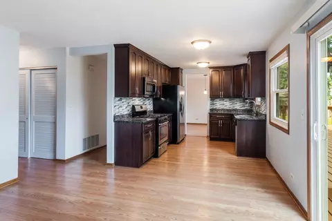 790 W Appletree Ln, Bartlett, IL 60103 photo 10