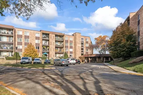 502 W Huntington Commons Rd #137, Mount Prospect, IL 60056