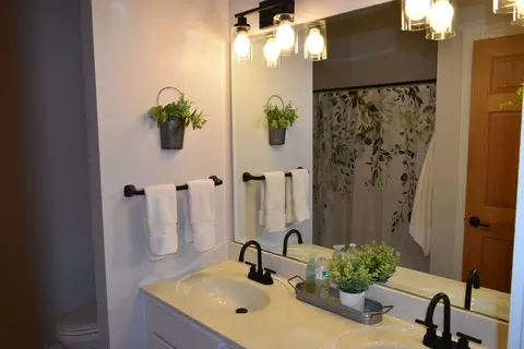 Bath - 315 E 8th St, El Paso, IL 61738 photo 2 of 4