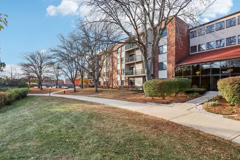 3050 Pheasant Creek Dr #302, Northbrook, IL 60062