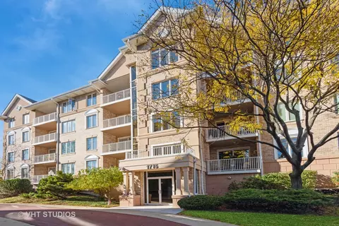 1715 Pavilion Way #201, Park Ridge, IL 60068