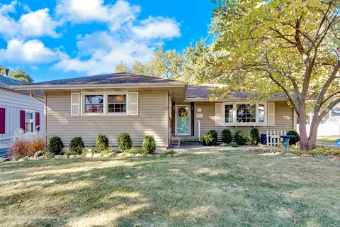 616 S 3rd St, West Dundee, IL 60118