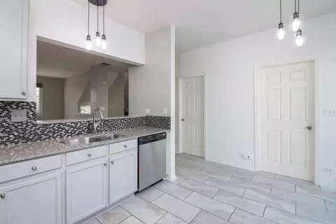 Kitchen - 2436 Oakfield Dr, Aurora, IL 60503 photo 4 of 4