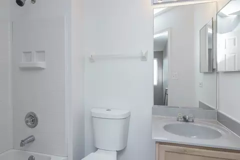 Bath - 2436 Oakfield Dr, Aurora, IL 60503 photo 3 of 3