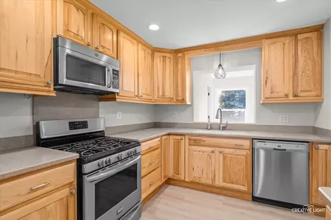 Kitchen - 1160 Molitor Rd, Aurora, IL 60505 photo 2 of 2