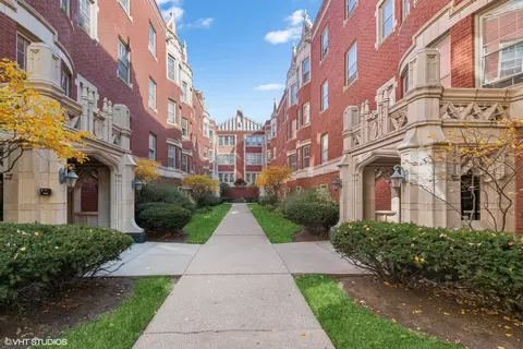 220 N Oak Park Ave #1U, Oak Park, IL 60302