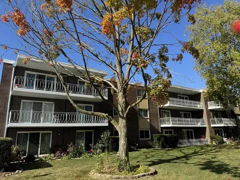 200 Deborah Ln #1C, Wheeling, IL 60090