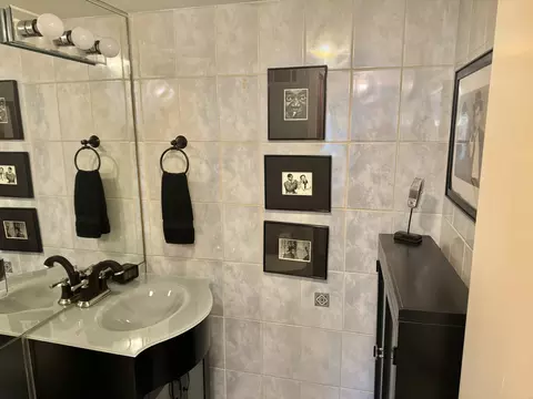 Bath - 200 Deborah Ln #1C, Wheeling, IL 60090 photo 2 of 2