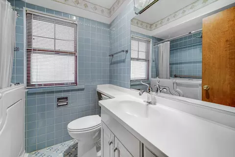 Bath - 9832 S Leavitt St, Chicago, IL 60643 photo 1 of 2