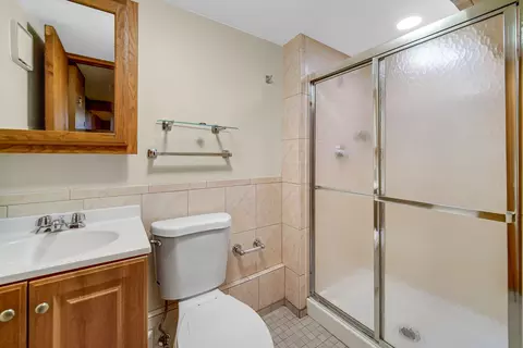 Bath - 9832 S Leavitt St, Chicago, IL 60643 photo 2 of 2