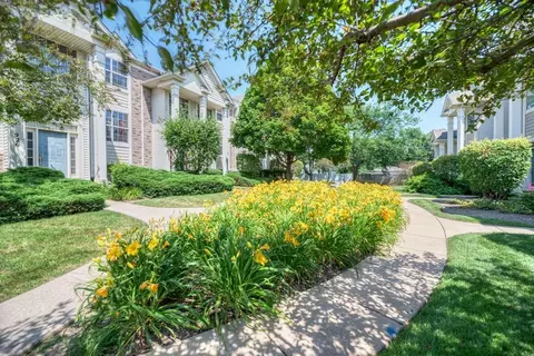 930 Summit Creek Dr, Shorewood, IL 60404