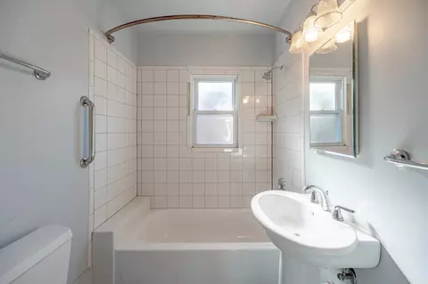 Bath - 731 Hammond Ave, Aurora, IL 60506 photo 1 of 1