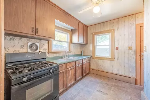 Kitchen - 731 Hammond Ave, Aurora, IL 60506 photo 1 of 2