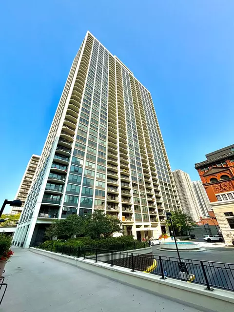 1560 N Sandburg Ter #2111J, Chicago, IL 60610