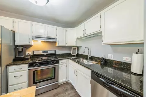 Kitchen - 1930 Matthew Ct #B, Elgin, IL 60123 photo 4 of 5