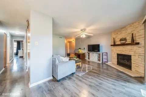 Entry Way - 1930 Matthew Ct #B, Elgin, IL 60123 photo 1 of 2
